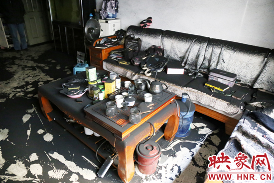 一樓住戶(hù)的家中到處都是黑煙灰兒,無(wú)法居住。 一樓住戶(hù)的家中到處都是黑煙灰兒,無(wú)法居住。