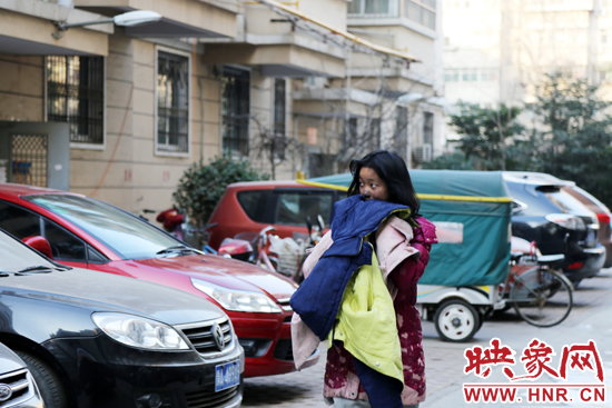 一名女孩的面容被熏黑。 一名女孩的面容被熏黑。