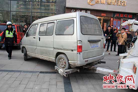 一輛長期占用人行道的車輛被拖走 一輛長期占用人行道的車輛被拖走