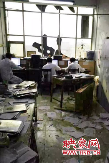 醫院辦公室內病人病歷被扔了一地。（圖片來自網絡）