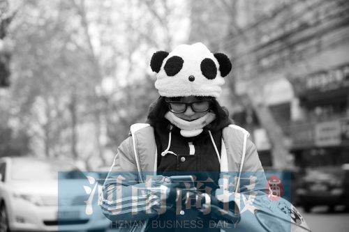 氣溫降了下來,不少人出行都裝備整齊 氣溫降了下來,不少人出行都裝備整齊