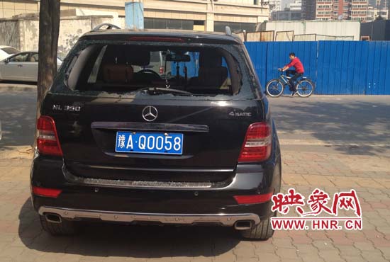 奔馳車夜停路邊被砸,損失萬元以上 奔馳車夜停路邊被砸,損失萬元以上