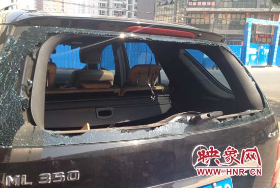 奔馳車夜停路邊被砸,損失萬元以上 奔馳車夜停路邊被砸,損失萬元以上