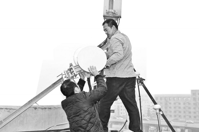 執(zhí)法人員在拆除非法無(wú)線電設(shè)備