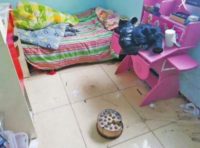 在理發(fā)店死者居住的臥室內(nèi)，地上放有一個大煤球。