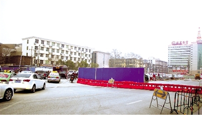 試圍擋后,車(chē)輛從西向東緩慢通行 試圍擋后,車(chē)輛從西向東緩慢通行