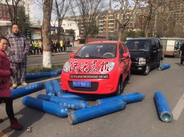 濟(jì)源一貨車(chē)行駛中車(chē)斗突然打開(kāi) 30多個(gè)氧氣瓶滾落