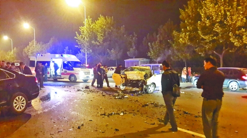 白色轎車損毀嚴重,車上5人遇難 白色轎車損毀嚴重,車上5人遇難