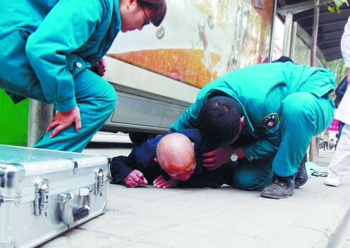 鄭州老人倒地?zé)o人敢扶 多人守候等救護(hù)車 鄭州老人倒地?zé)o人敢扶 多人守候等救護(hù)車