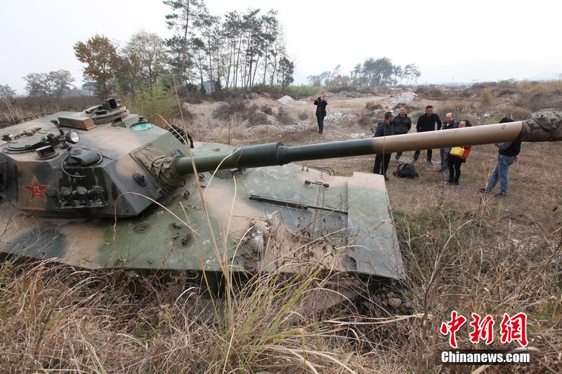 12月4日,浙江臺州,人們在坦克前圍觀。 12月4日,浙江臺州,人們在坦克前圍觀。