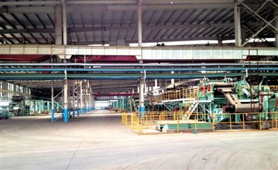 12月4日,三峽全通一個(gè)閑置的車(chē)間內(nèi),落滿厚厚的塵土。 12月4日,三峽全通一個(gè)閑置的車(chē)間內(nèi),落滿厚厚的塵土。