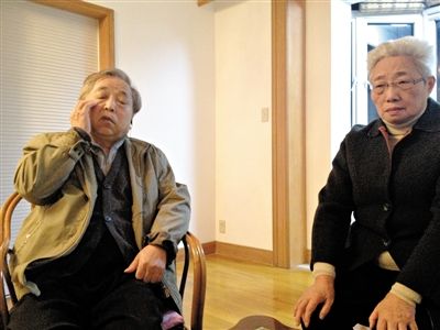 前晚,年過七旬的劉光嘉及妻子向記者講述強拆經過。 前晚,年過七旬的劉光嘉及妻子向記者講述強拆經過。