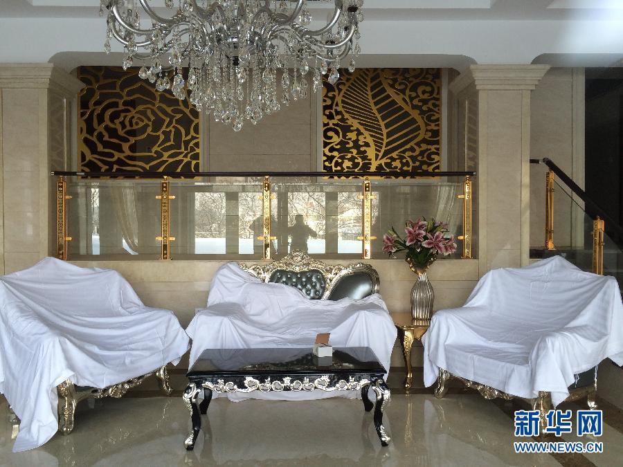 鏡泊湖畔麗日山莊里的豪華沙發（2013年12月9日攝）。新華社記者程子龍攝