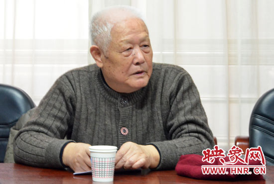 72歲的李地耕老先生認為評論文章必須接地氣 72歲的李地耕老先生認為評論文章必須接地氣