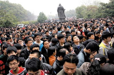 去年3月16日，武漢華中科技大學，“北約”、“華約”、“卓越”聯盟自主招生選拔考試湖北考點，考生等待進場。 圖/CFP