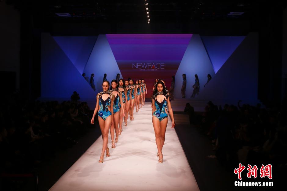 新面孔中國模特大賽總決賽 選手戴口罩呼喚環保 新面孔中國模特大賽總決賽 選手戴口罩呼喚環保