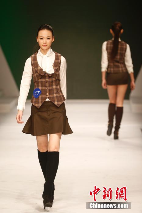 新面孔中國模特大賽總決賽 選手戴口罩呼喚環保 新面孔中國模特大賽總決賽 選手戴口罩呼喚環保