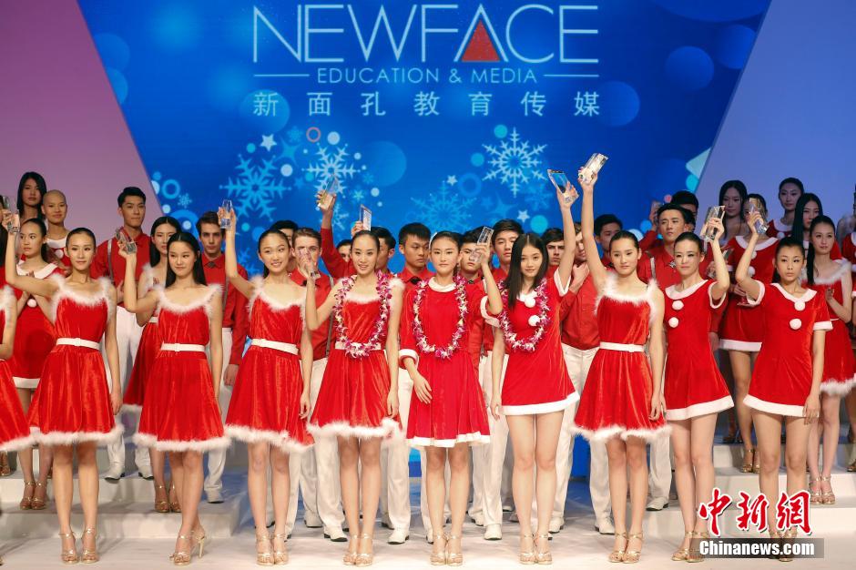 新面孔中國模特大賽總決賽 選手戴口罩呼喚環保 新面孔中國模特大賽總決賽 選手戴口罩呼喚環保