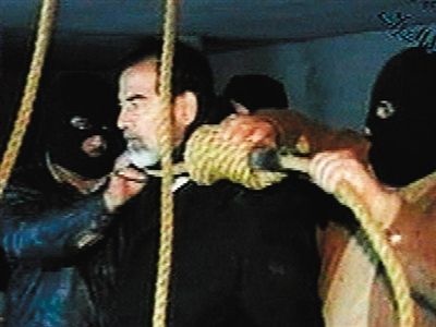 警衛(wèi)給薩達(dá)姆套上絞刑工具。