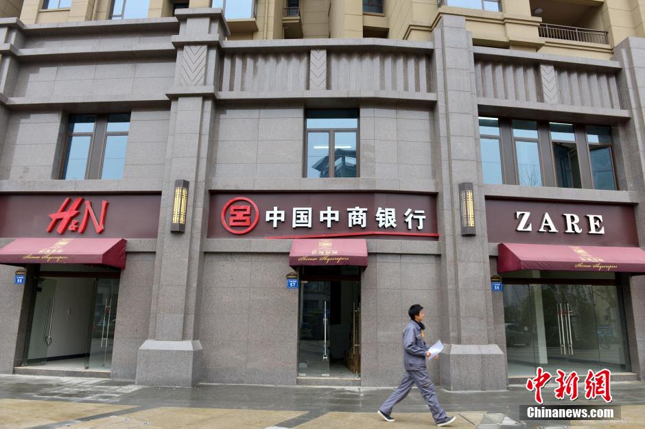 “知名大牌”集結無錫某樓盤商業街 細看全是“李鬼” “知名大牌”集結無錫某樓盤商業街 細看全是“李鬼”