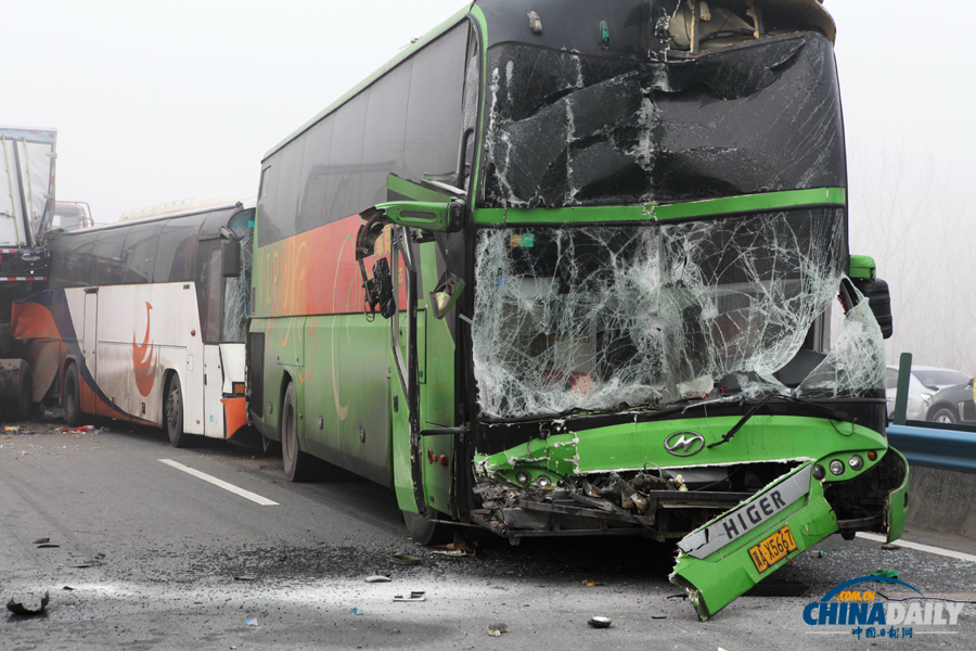 車禍救援現(xiàn)場。惠斌 攝 車禍救援現(xiàn)場。惠斌 攝
