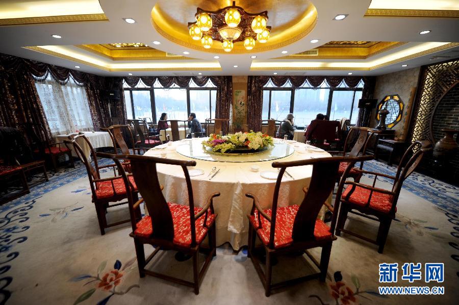 1月15日,游客在北京紫竹院公園內的問月樓喝茶聊天。 1月15日,游客在北京紫竹院公園內的問月樓喝茶聊天。