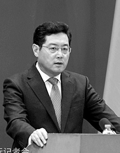 23日，秦剛在外交部例行記者會上。