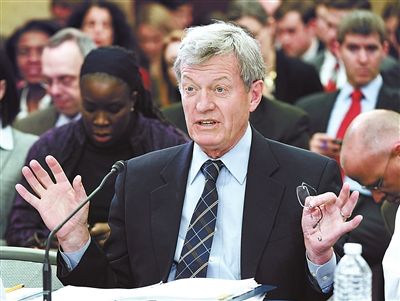 2012年2月1日，鮑卡斯在國會(huì)會(huì)議上發(fā)言供圖/IC