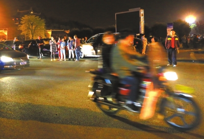 3月30日凌晨，地震發(fā)生后，秭歸縣城一些居民聚集到開闊的廣場上。新華社發(fā)