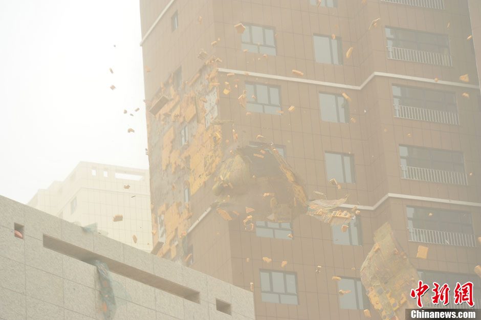 4月23日，受強(qiáng)冷空氣影響，新疆哈密出現(xiàn)出現(xiàn)強(qiáng)沙塵和降溫天氣，部分路段能見(jiàn)度不足50米