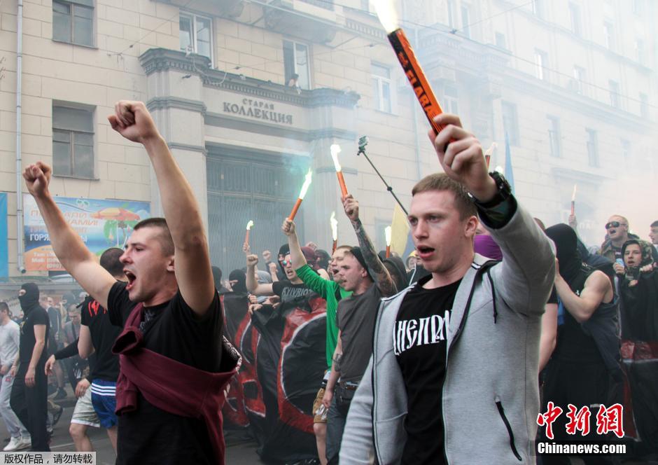 當地時間4月28日，烏克蘭哈爾科夫，親歐民眾和親俄民眾在街頭示威時發生大規模沖突。