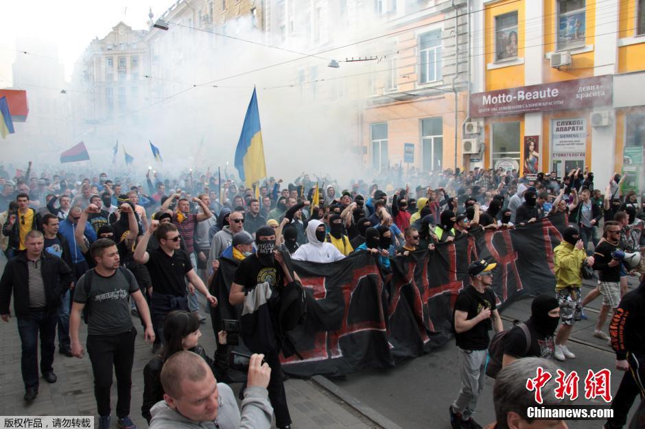 當地時間4月28日，烏克蘭哈爾科夫，親歐民眾和親俄民眾在街頭示威時發生大規模沖突。