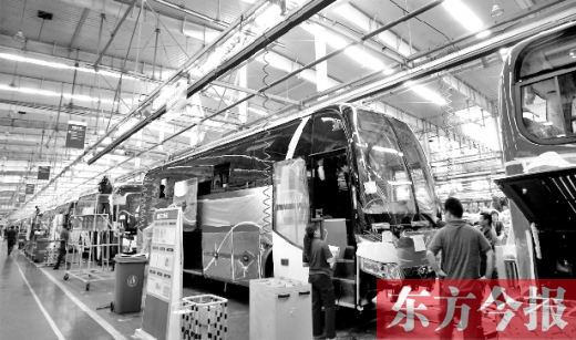 隨著能源和環保的壓力加大,跟隨國家的產業風向標,河南汽車產業也大力發展電動汽車,力求“彎道超車”。 隨著能源和環保的壓力加大,跟隨國家的產業風向標,河南汽車產業也大力發展電動汽車,力求“彎道超車”。