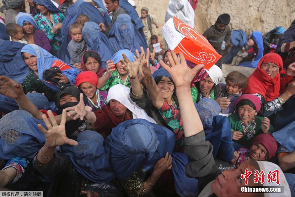 阿富汗山體滑坡災民哄搶救災物資 阿富汗山體滑坡災民哄搶救災物資