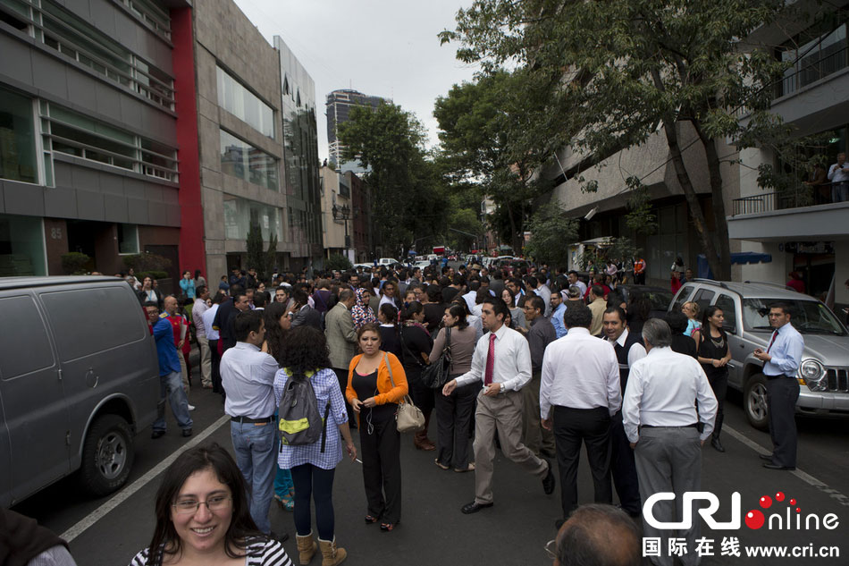 當地時間2014年5月8日，墨西哥墨西哥城，市民聚集在街道上?！D片來源：Rebecca Black