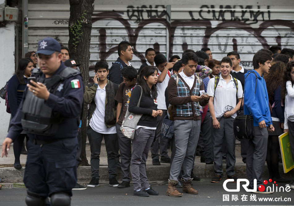 當地時間2014年5月8日，墨西哥墨西哥城，市民等在路邊等待道路重新開啟。