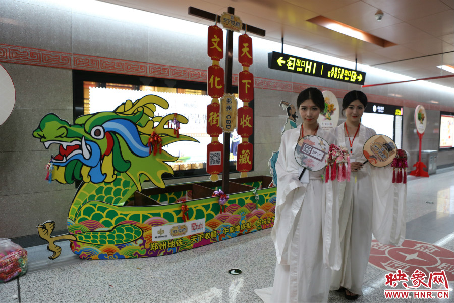 乘著龍舟“穿越”到鄭州的兩位古裝美女。 乘著龍舟“穿越”到鄭州的兩位古裝美女。