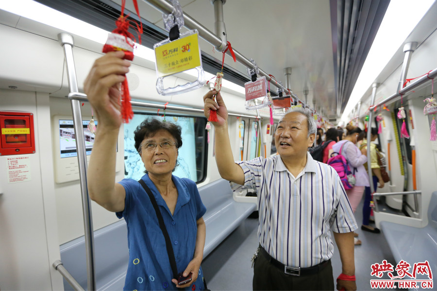 濃濃的端午文化吸引了不少老年人前來乘坐地鐵。 濃濃的端午文化吸引了不少老年人前來乘坐地鐵。