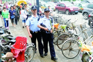 人流密集的街頭,持槍巡邏。