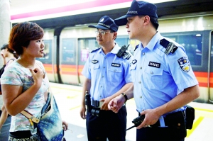 地鐵內,遇到群眾求助。