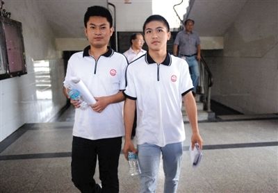 昨日下午5時,江西宜春“奪刀少年”柳艷兵和易政勇順利完成單獨高考,走出考場。 昨日下午5時,江西宜春“奪刀少年”柳艷兵和易政勇順利完成單獨高考,走出考場。