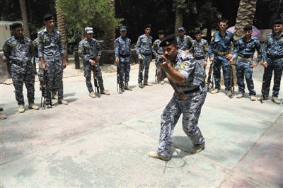 　5日，伊拉克巴格達(dá)，新招募的安全部隊(duì)成員進(jìn)行訓(xùn)練。