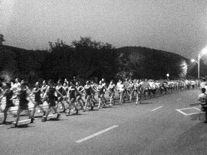 廣場(chǎng)舞大媽“轉(zhuǎn)行”,徐州每晚萬人暴走 廣場(chǎng)舞大媽“轉(zhuǎn)行”,徐州每晚萬人暴走