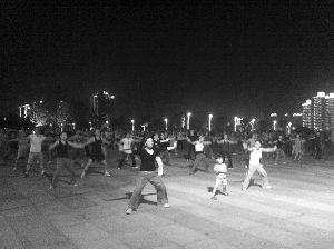 廣場(chǎng)舞大媽是主力 廣場(chǎng)舞大媽是主力