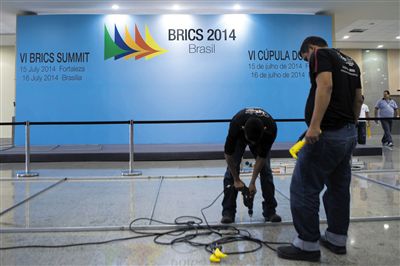 　13日，福塔萊薩的塞阿拉州會(huì)展中心，工作人員布置會(huì)場(chǎng)新聞發(fā)布廳。