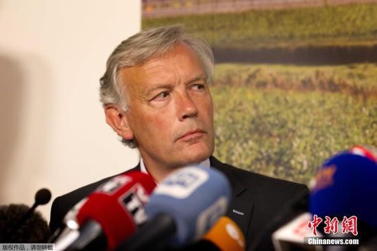 7月17日，在荷蘭阿姆斯特丹斯希普霍爾機(jī)場(chǎng)舉行的的新聞發(fā)布會(huì)上，馬航歐洲區(qū)負(fù)責(zé)人介紹情況。