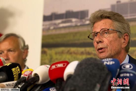 7月17日，在荷蘭阿姆斯特丹斯希普霍爾機(jī)場(chǎng)舉行的的新聞發(fā)布會(huì)上，馬航歐洲區(qū)負(fù)責(zé)人介紹情況。