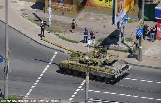 當地時間7月21日,烏克蘭政府軍和民間武裝在頓涅茨克機場火車站附近發生激烈交火,火車站附近街道受到炮