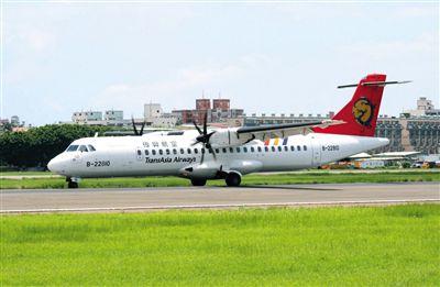 一架停在地面的臺灣復(fù)興航空ATR72型客機。昨日，一架高雄飛往馬公的復(fù)興航空ATR72-500型客機在澎湖發(fā)生緊急迫降意外，事故航班號GE222。新華社發(fā)