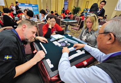 2012年10月28日,重慶,“第三屆世界麻將錦標(biāo)賽”拉開戰(zhàn)幕,不少國外選手前來參賽。 2012年10月28日,重慶,“第三屆世界麻將錦標(biāo)賽”拉開戰(zhàn)幕,不少國外選手前來參賽。